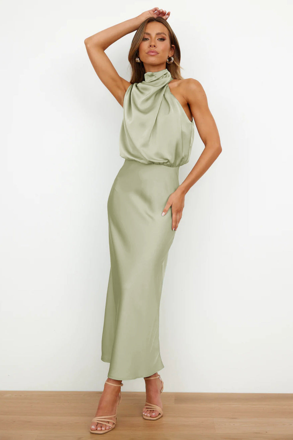 Rochelle | Robe en satin féminine avec décolleté halter