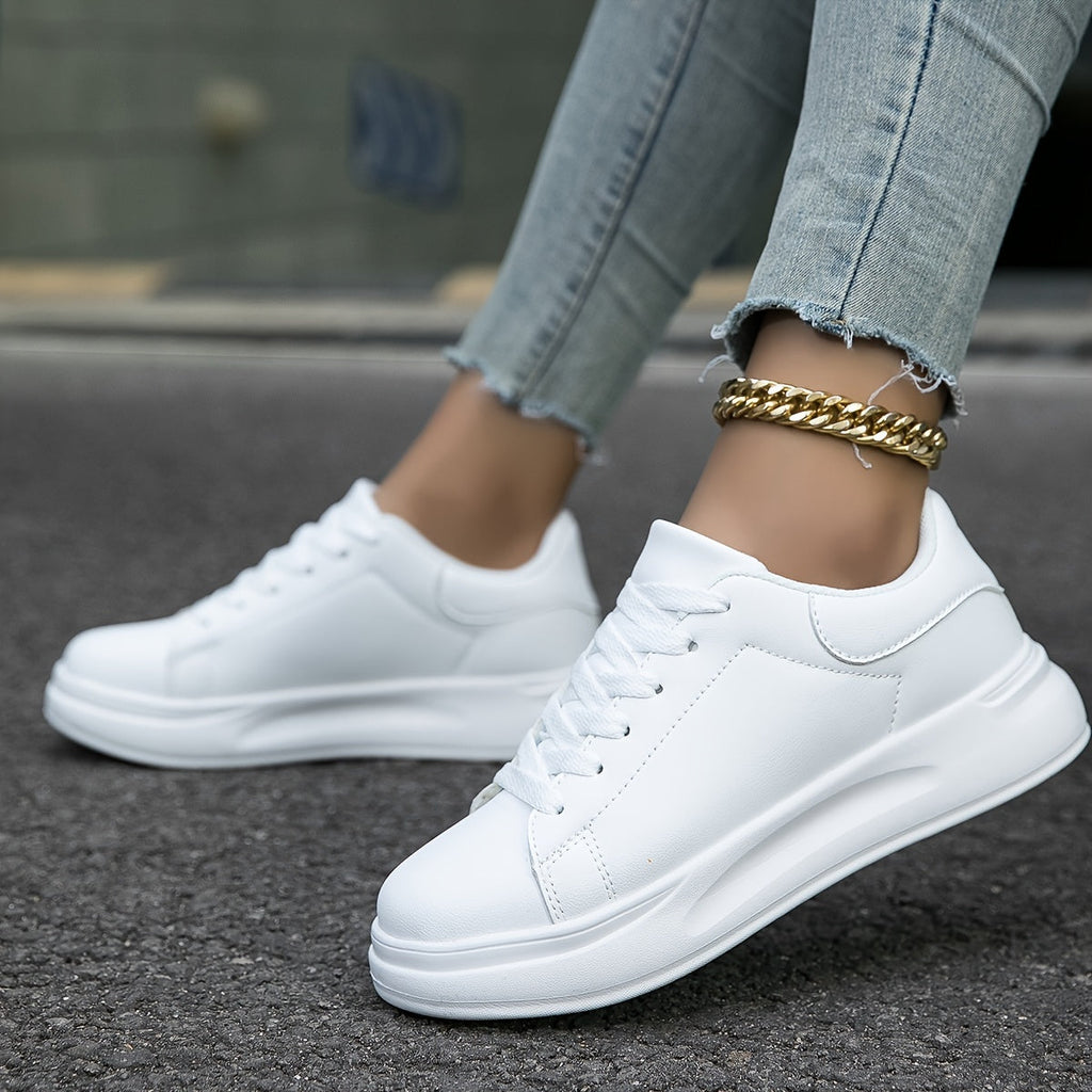 Baskets à lacets pour femmes blanches avec surface lisse