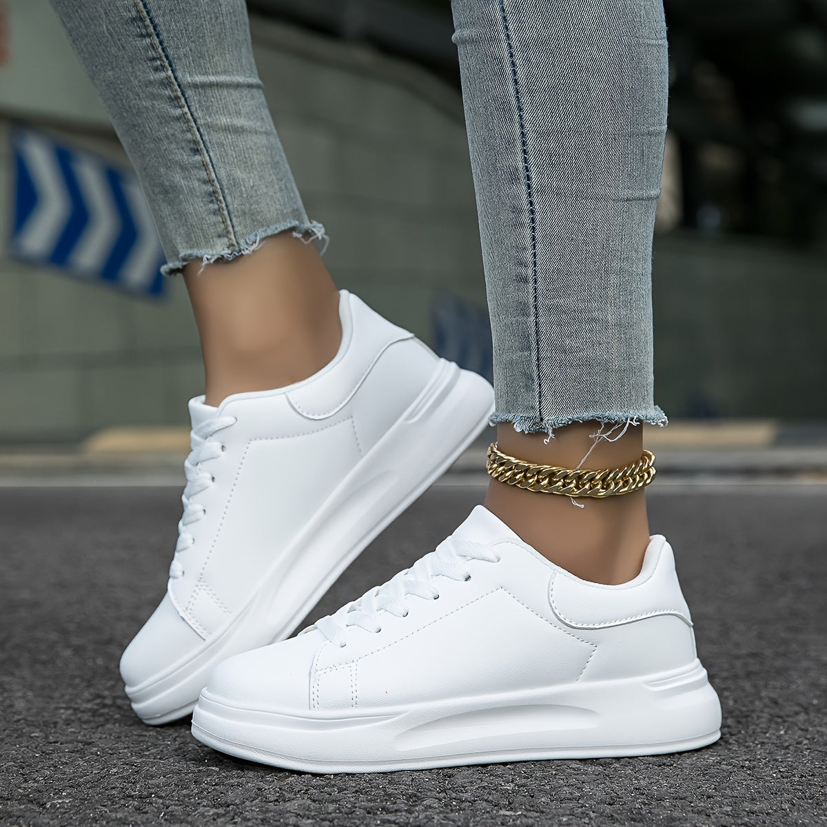 Baskets à lacets pour femmes blanches avec surface lisse