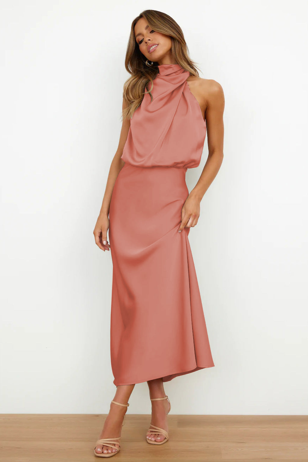 Rochelle | Robe en satin féminine avec décolleté halter