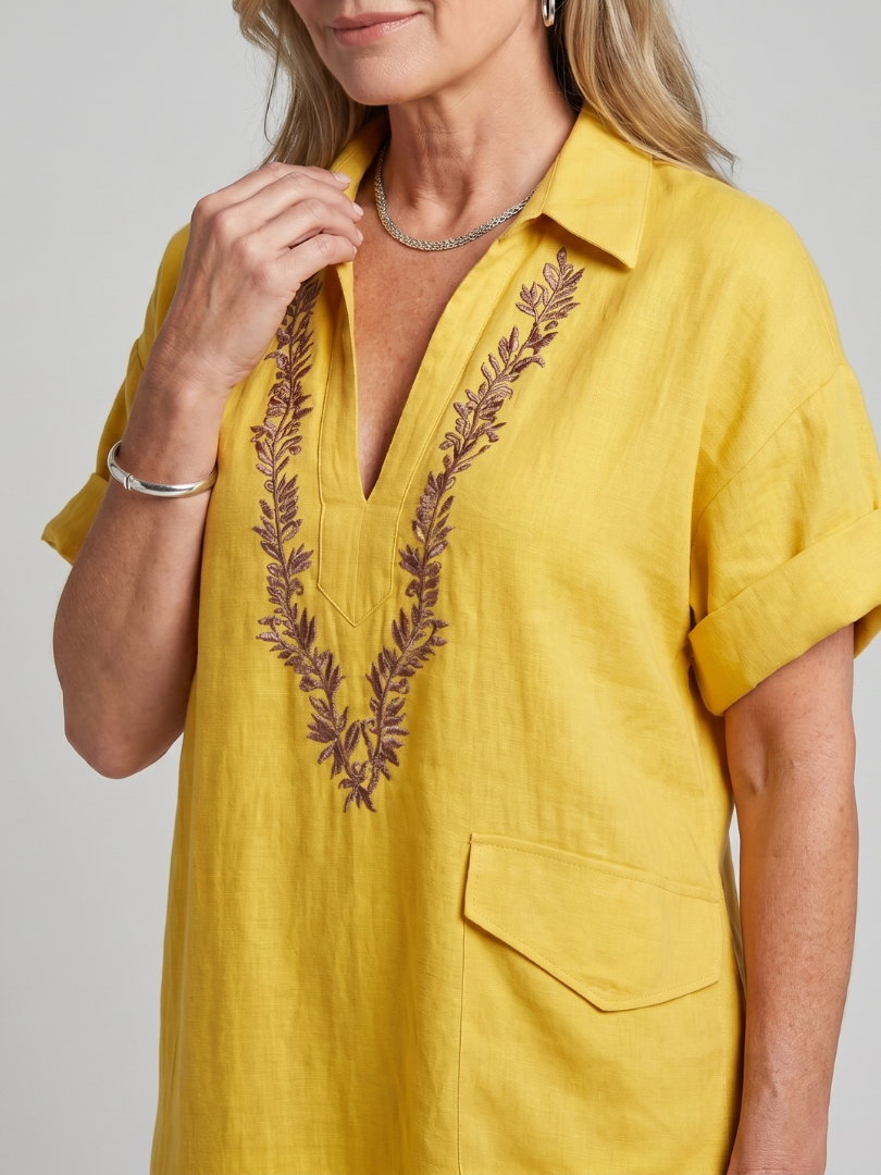 Calluna | Robe Midi à Manches Courtes en V avec Détails Brodés