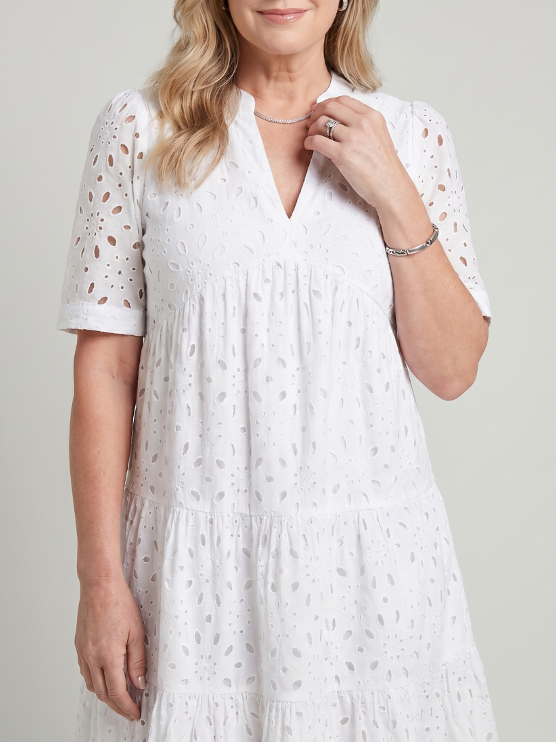 Nicolette | Robe à Manches Courtes avec Détails en Broderie Anglaise, Longueur Genou