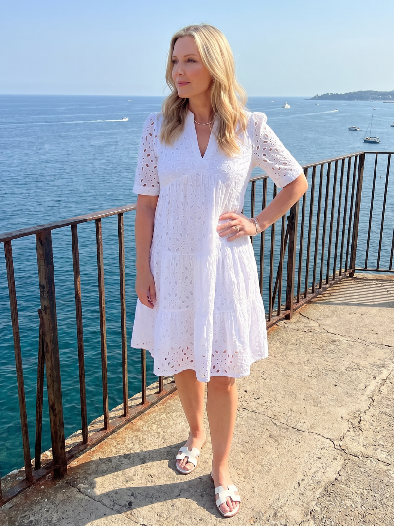 Nicolette | Robe à manches courtes avec détails en œillets, longueur genoux