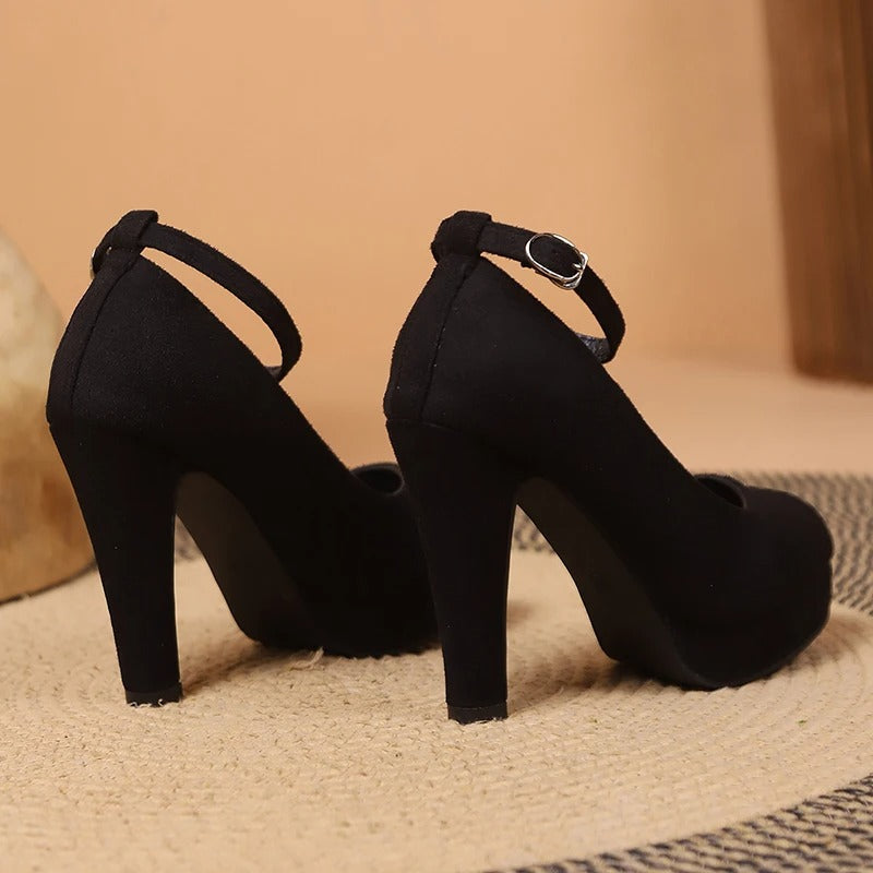 Echoarchiv | Chaussures à talons hauts élégantes et séduisantes