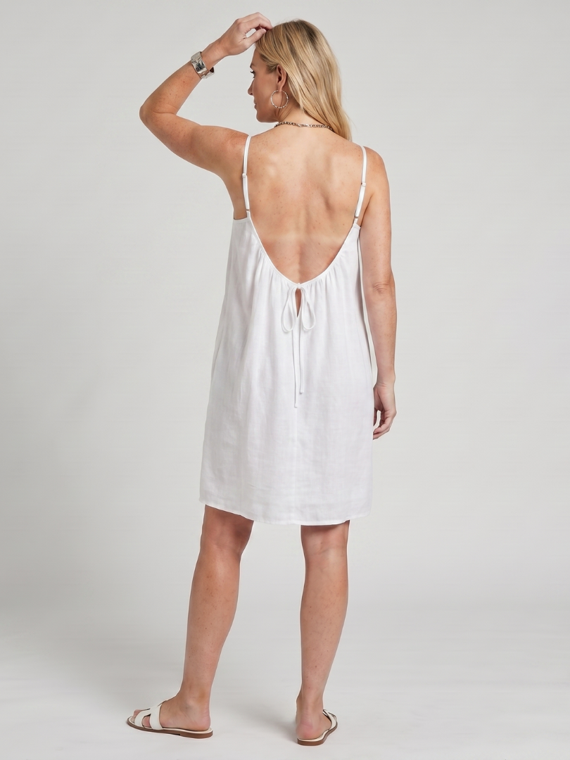 Lysara | Robe à bretelles spaghetti, dos ouvert, longueur genoux