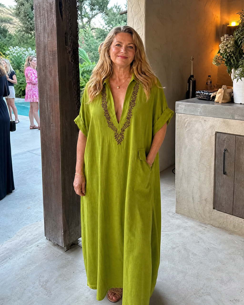 Elakeja | Robe midi décontractée à col en V brodé et détail de poche