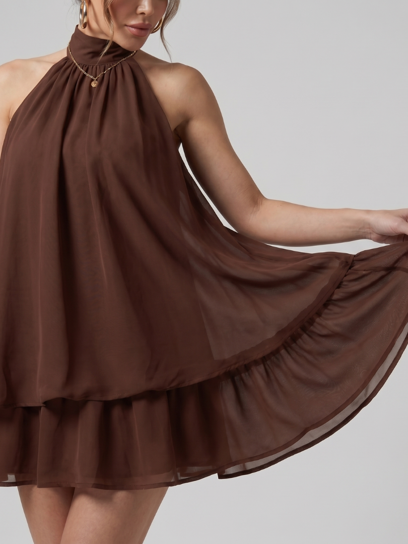 Hadley | Robe Mini à Encolure Haute en Chiffon Superposé avec Ourlet Évasé