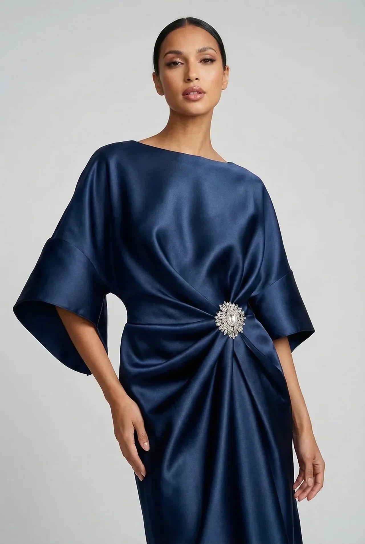 Robe Midi en Satin pour Invité de Mariage avec Manches Chauve-Souris et Broche en Bijoux