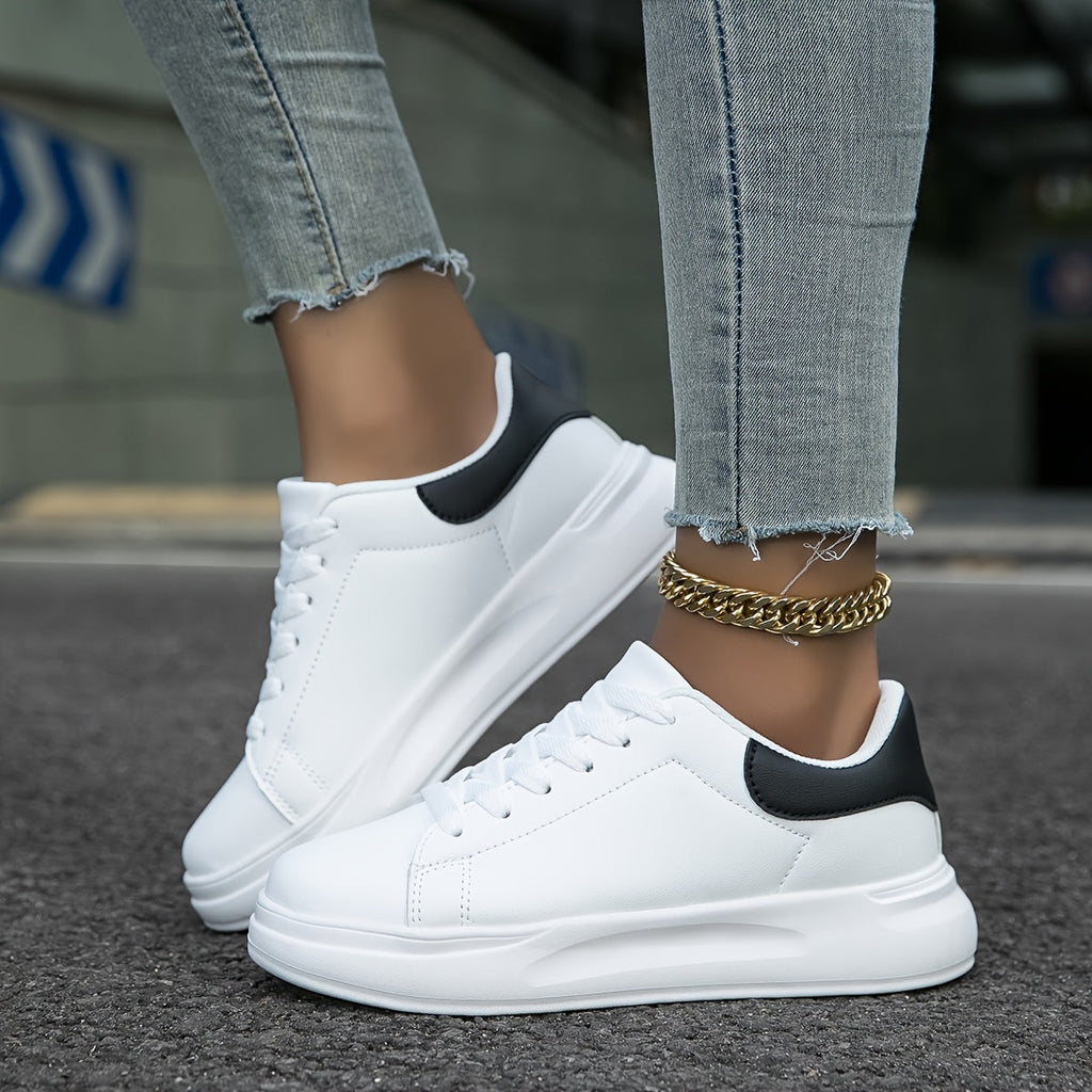 Baskets à lacets pour femmes blanches avec surface lisse