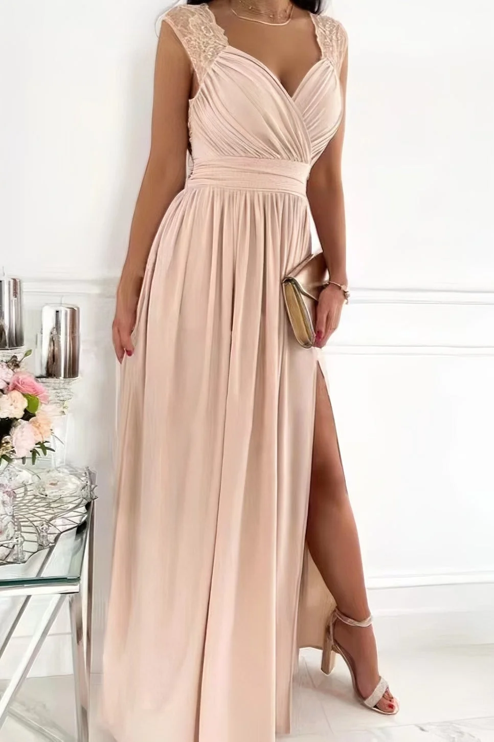Robe sans manches en dentelle avec ouverture à l'ourlet et au dos