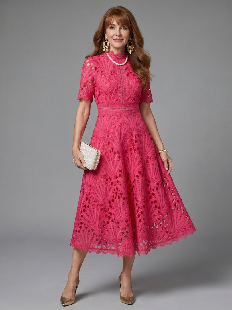 Juno | Robe midi ajustée en dentelle à œillets à manches courtes