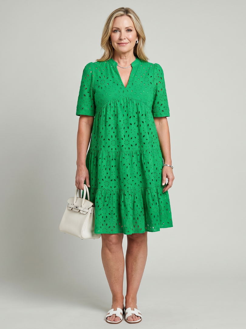 Nicolette | Robe à manches courtes avec détails en œillets, longueur genoux