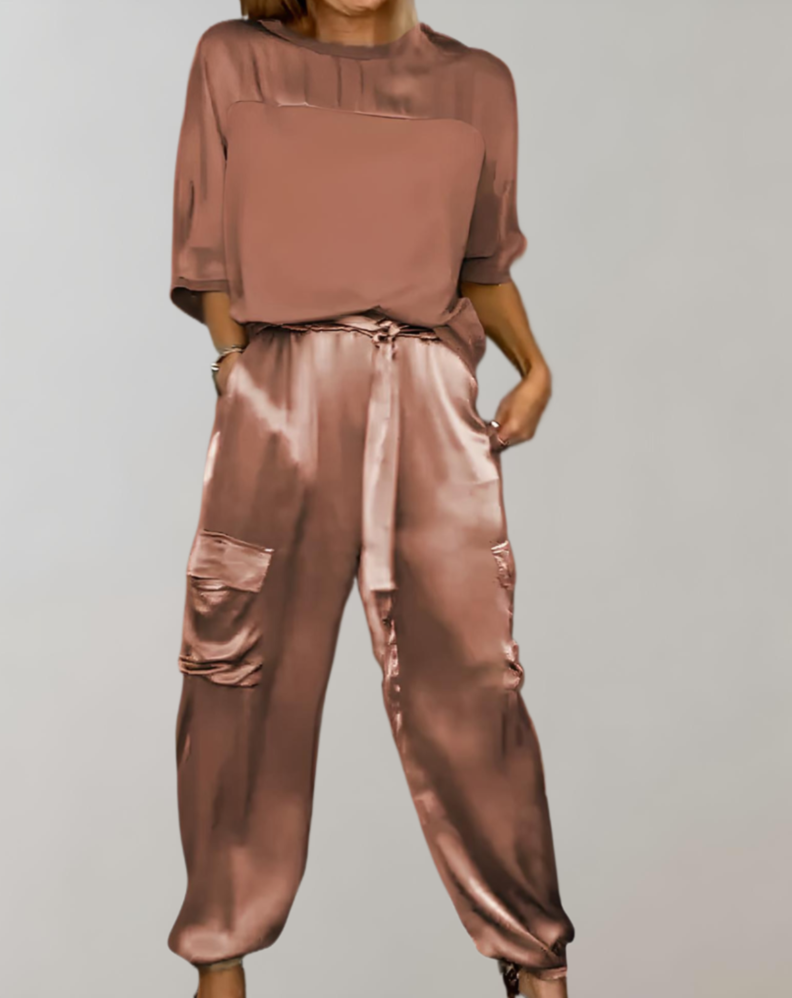 Ensemble de 2 pièces en satin avec haut à manches 3/4 et col rond associé à un pantalon en satin avec motifs