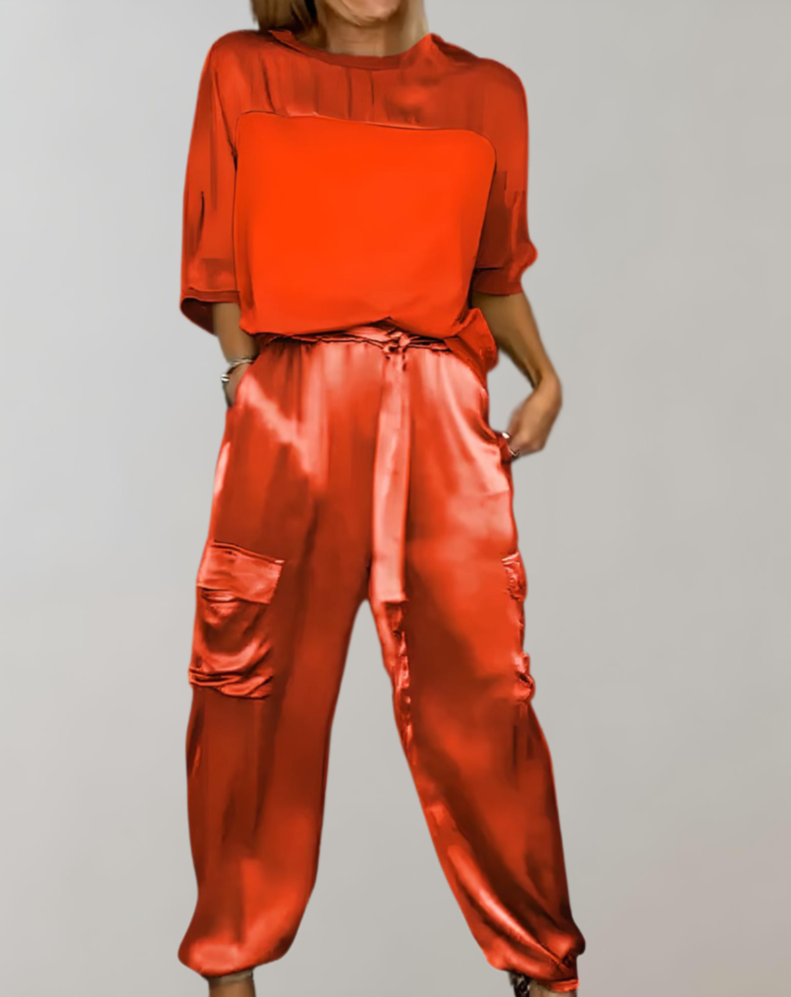 Ensemble de 2 pièces en satin avec haut à manches 3/4 et col rond associé à un pantalon en satin avec motifs