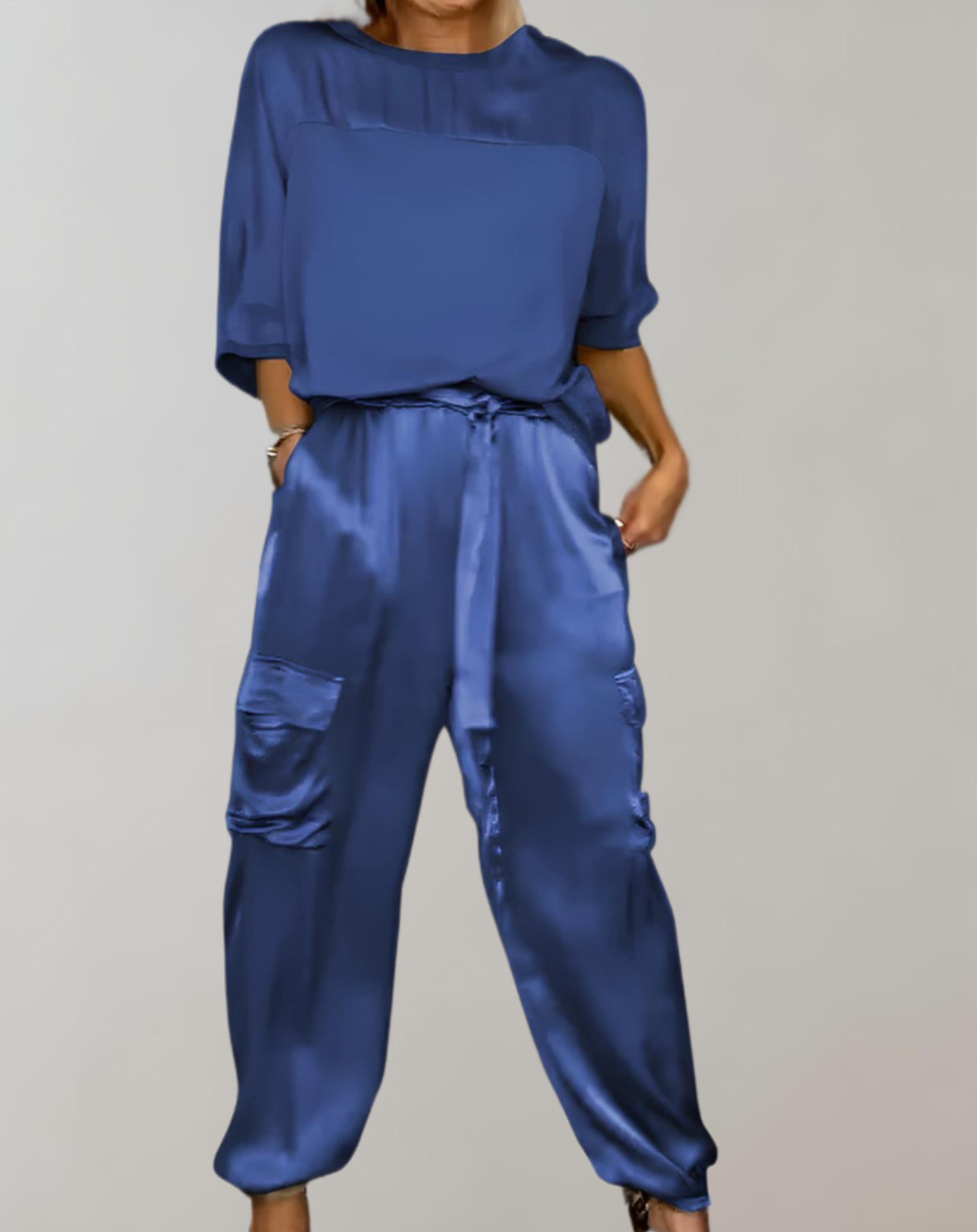 Ensemble de 2 pièces en satin avec haut à manches 3/4 et col rond associé à un pantalon en satin avec motifs