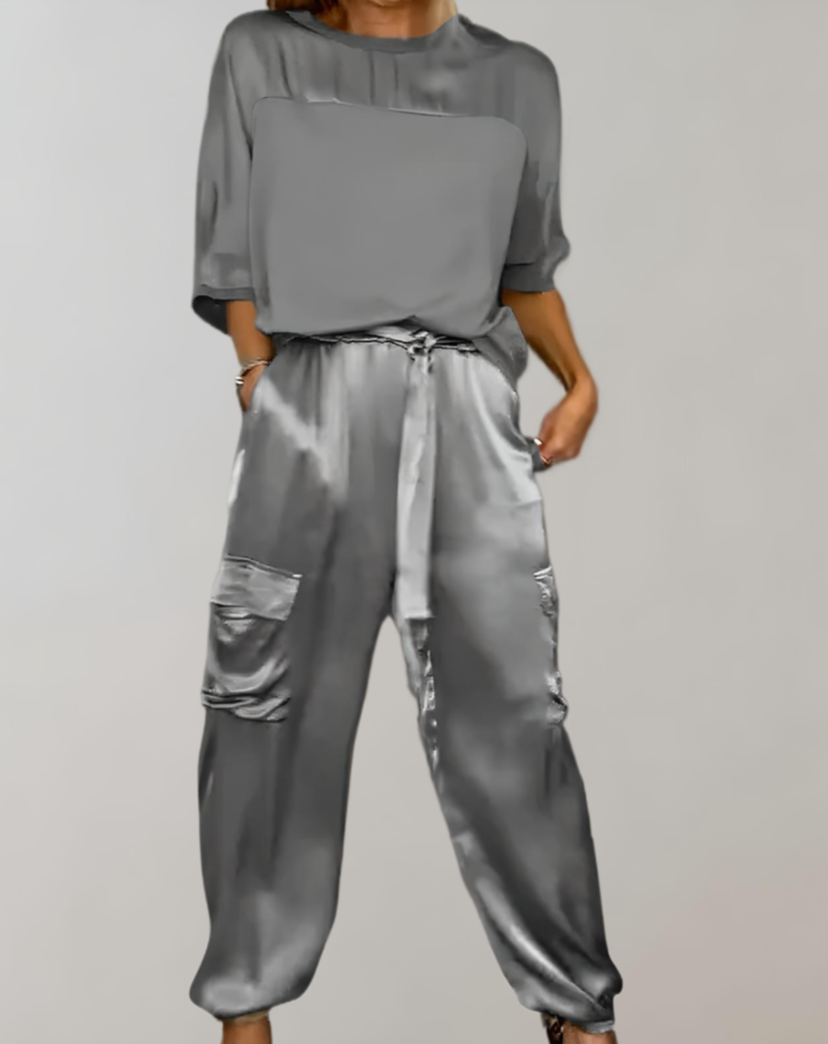 Ensemble de 2 pièces en satin avec haut à manches 3/4 et col rond associé à un pantalon en satin avec motifs