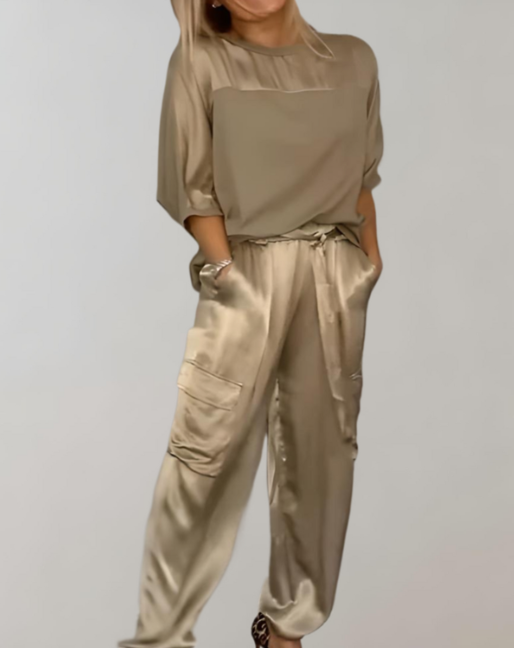 Ensemble de 2 pièces en satin avec haut à manches 3/4 et col rond associé à un pantalon en satin avec motifs