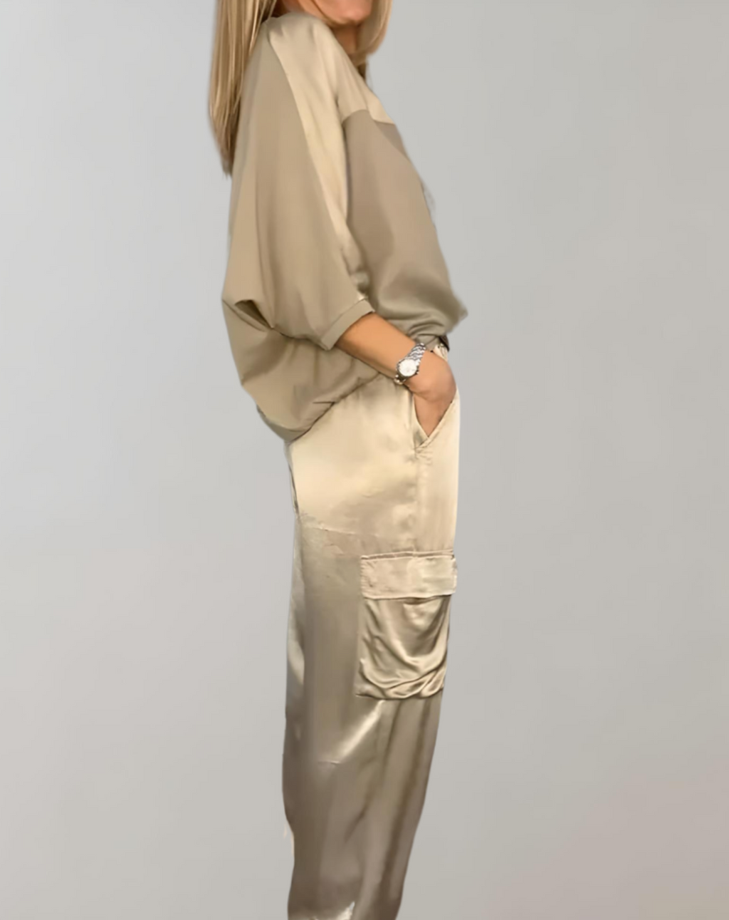 Ensemble de 2 pièces en satin avec haut à manches 3/4 et col rond associé à un pantalon en satin avec motifs