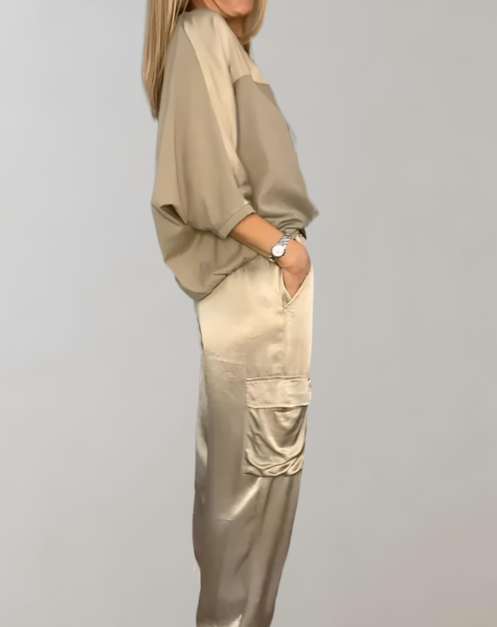 Ensemble de 2 pièces en satin avec haut à manches 3/4 et col rond associé à un pantalon en satin avec motifs