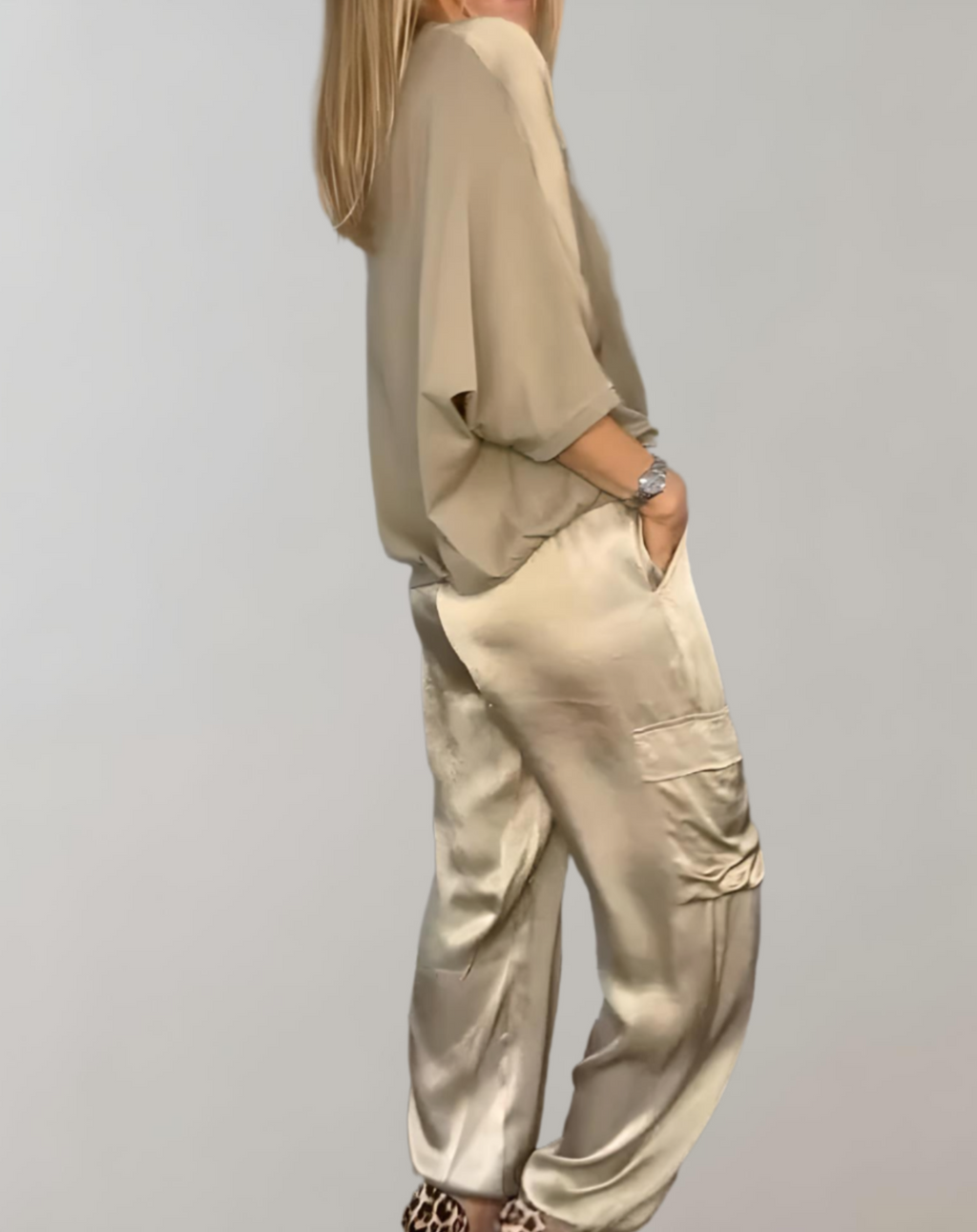 Ensemble de 2 pièces en satin avec haut à manches 3/4 et col rond associé à un pantalon en satin avec motifs