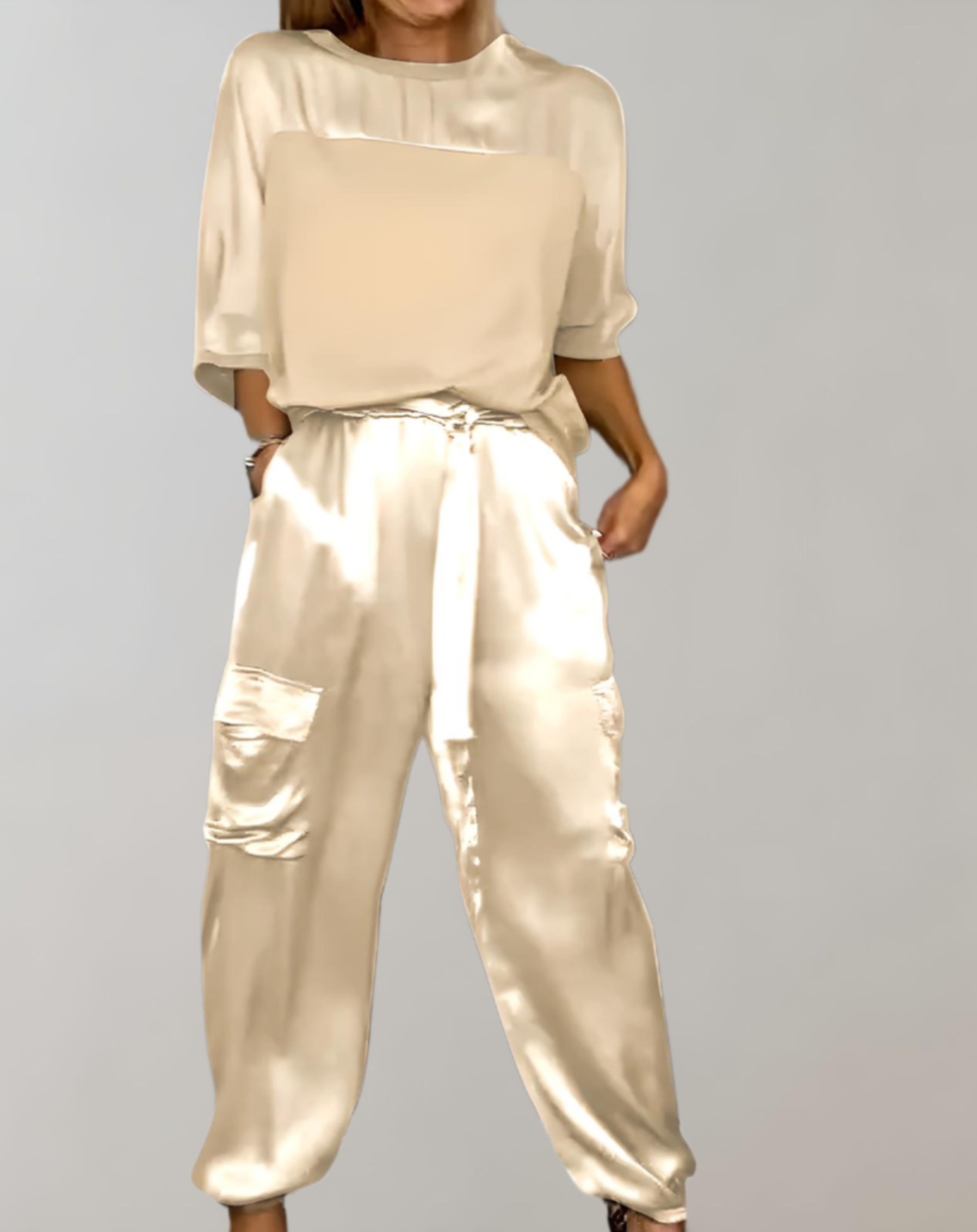 Ensemble de 2 pièces en satin avec haut à manches 3/4 et col rond associé à un pantalon en satin avec motifs