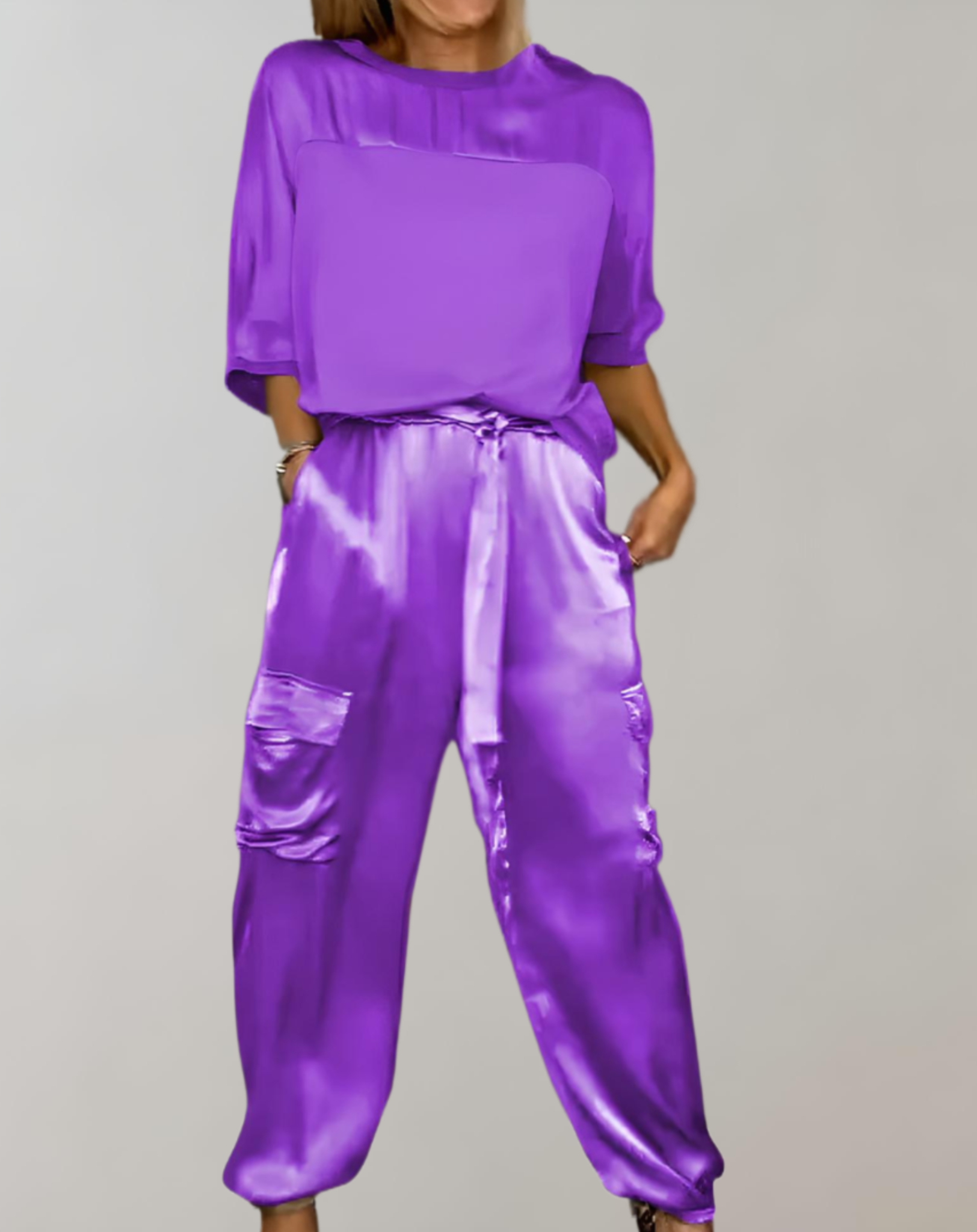 Ensemble de 2 pièces en satin avec haut à manches 3/4 et col rond associé à un pantalon en satin avec motifs