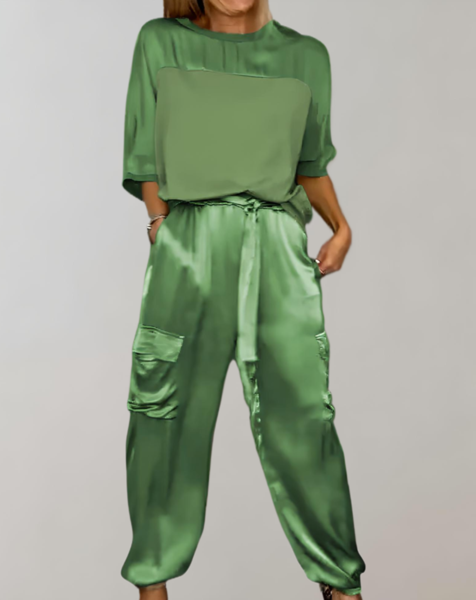 Ensemble de 2 pièces en satin avec haut à manches 3/4 et col rond associé à un pantalon en satin avec motifs