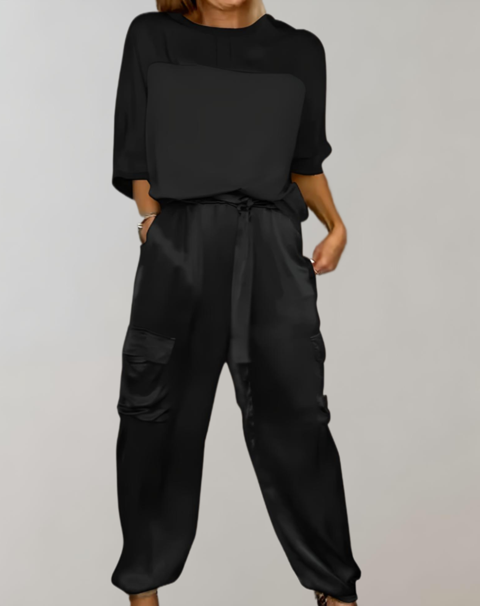 Ensemble de 2 pièces en satin avec haut à manches 3/4 et col rond associé à un pantalon en satin avec motifs