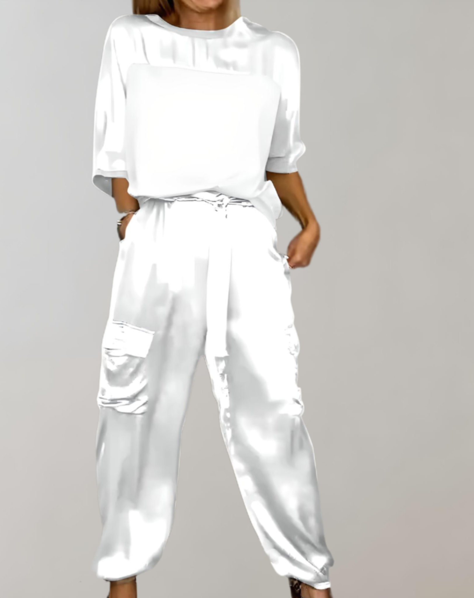 Ensemble de 2 pièces en satin avec haut à manches 3/4 et col rond associé à un pantalon en satin avec motifs