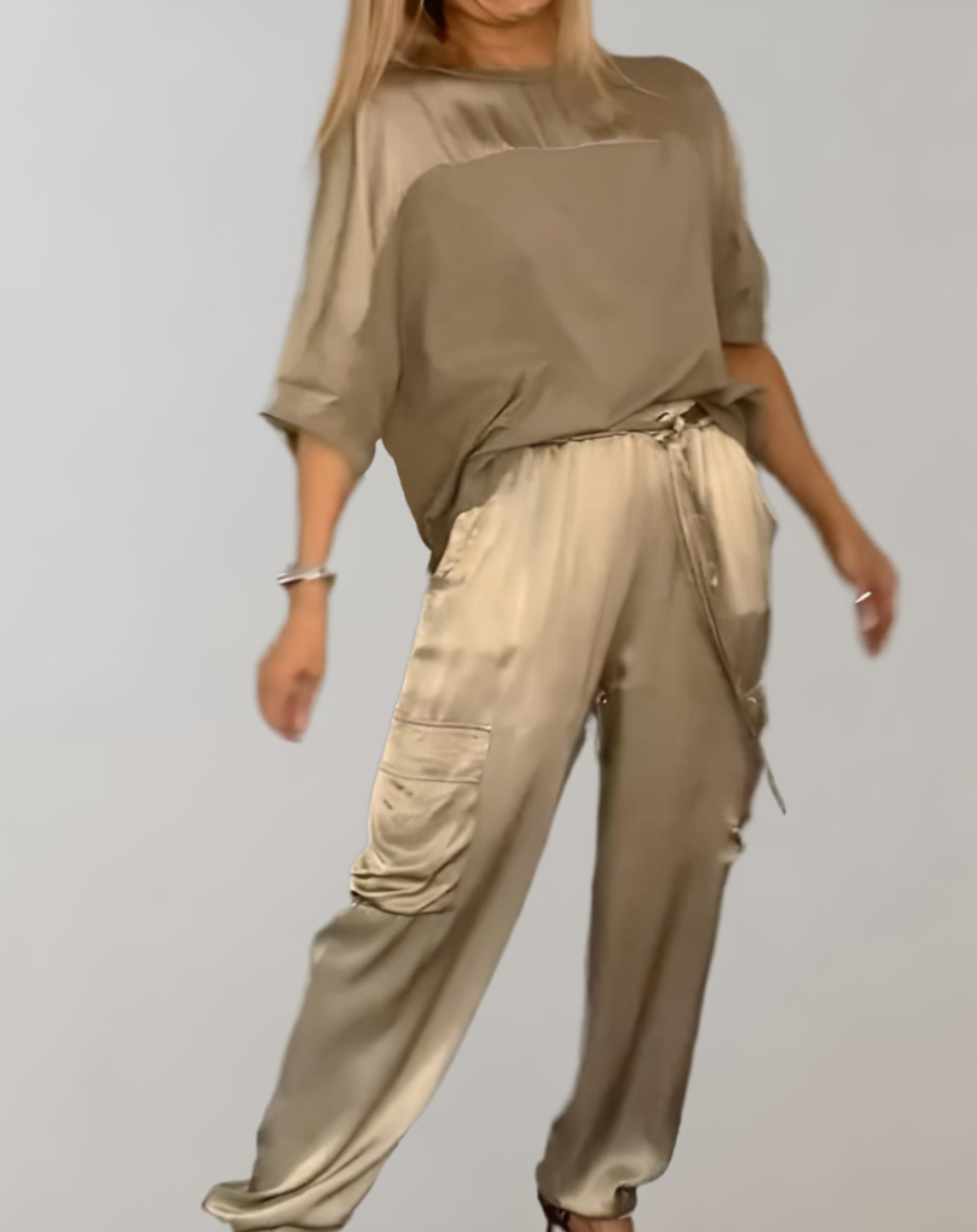 Ensemble de 2 pièces en satin avec haut à manches 3/4 et col rond associé à un pantalon en satin avec motifs