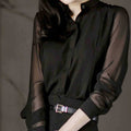 Blouse avec décolleté asymétrique et manches en filet