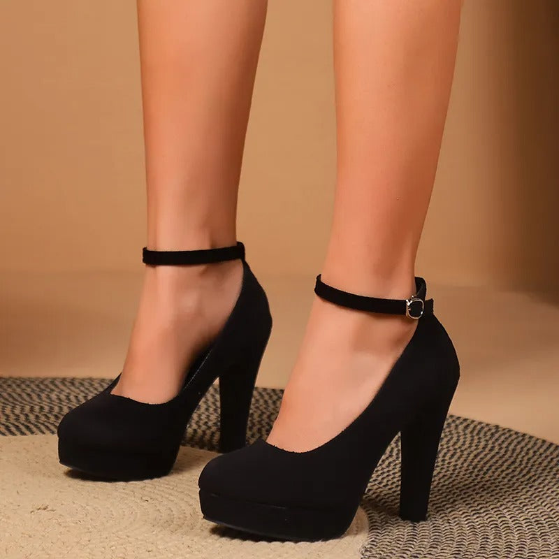 Echoarchiv | Chaussures à talons hauts élégantes et séduisantes
