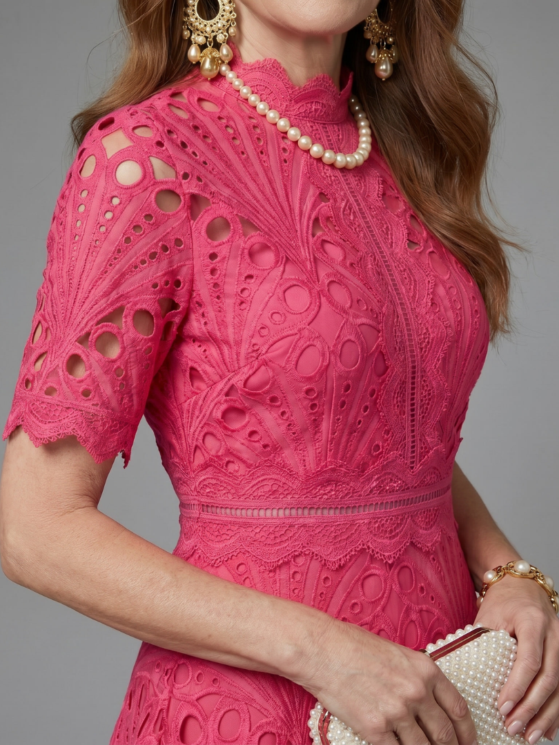 Juno | Robe midi ajustée en dentelle à œillets à manches courtes