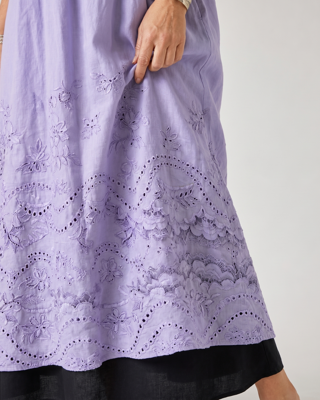Evelene | Robe midi à poches avec ourlet brodé