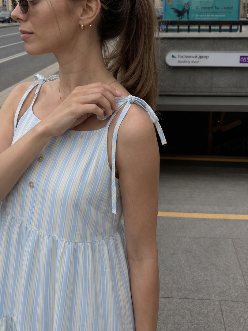 Nathalia | Robe midi à bretelles nouées sans manches avec motif rayé