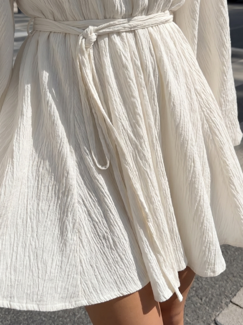 Azula | Robe Mini à Manches Longues en V avec Jupe Évasée