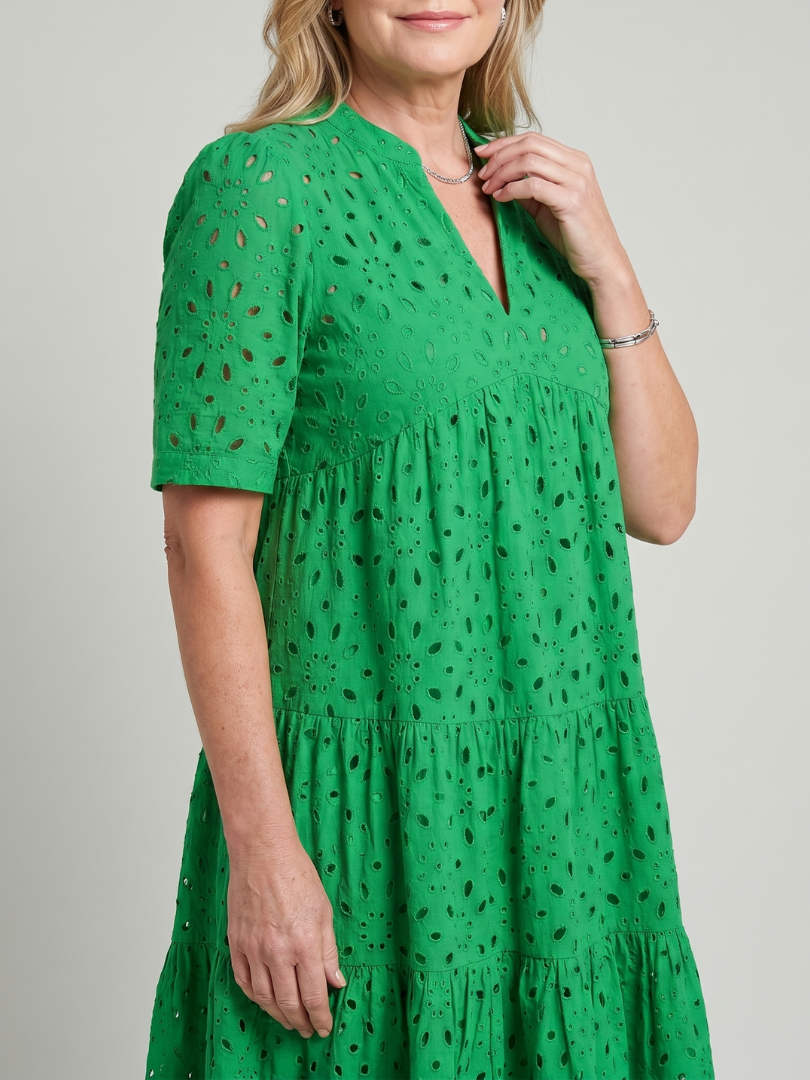 Nicolette | Robe à manches courtes avec détails en œillets, longueur genoux