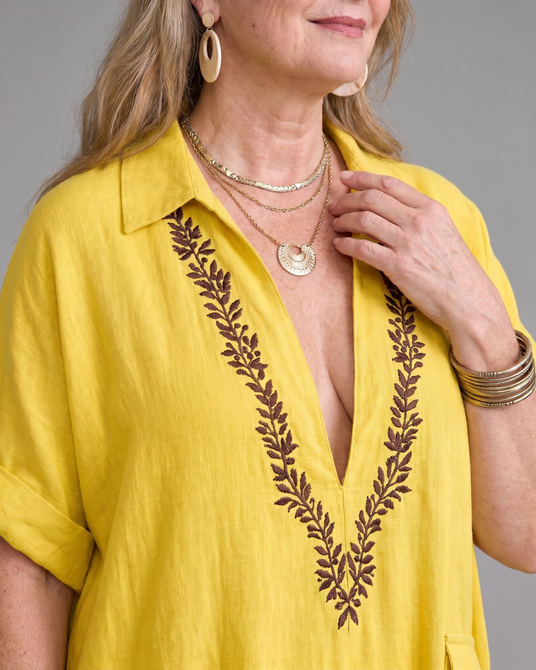 Elakeja | Robe midi décontractée à col en V brodé et détail de poche