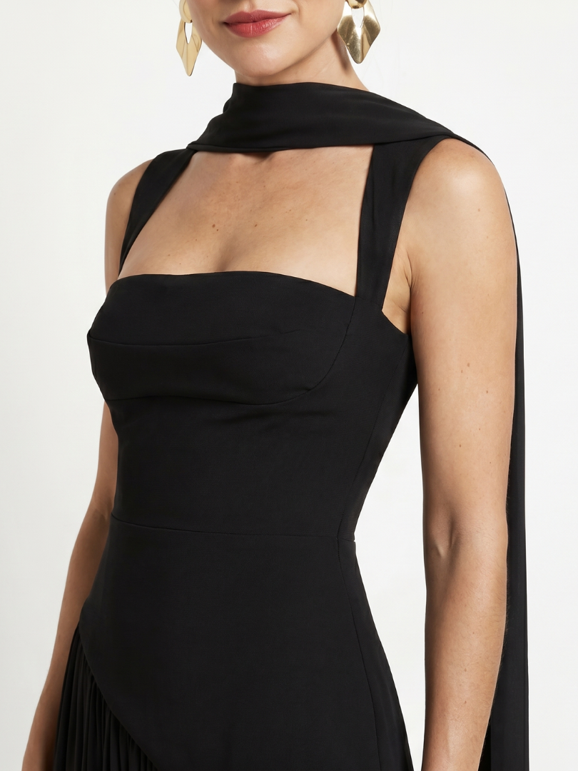 Bindi | Robe Maxi Plissée avec Découpe au Cou