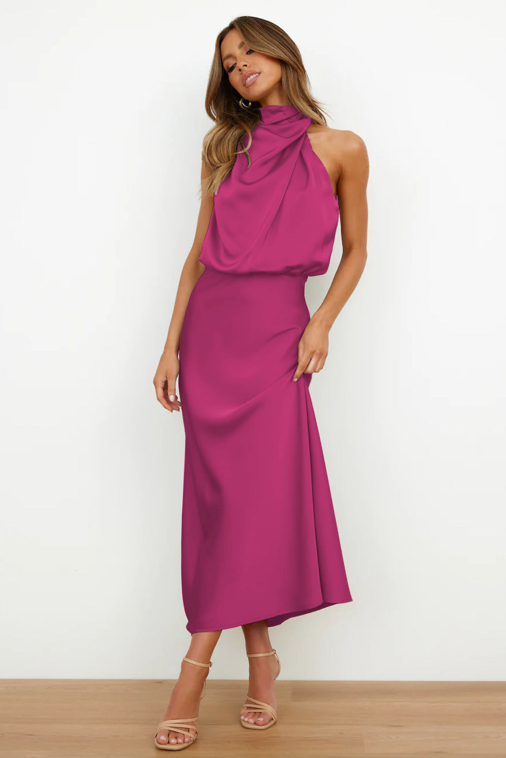 Rochelle | Robe en satin féminine avec décolleté halter