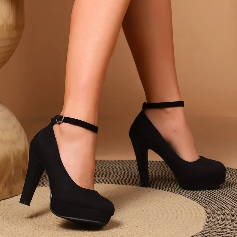 Echoarchiv | Chaussures à talons hauts élégantes et séduisantes