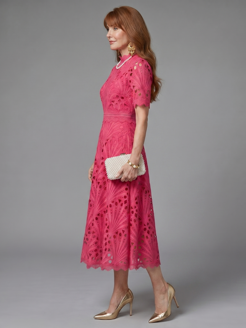 Juno | Robe midi ajustée en dentelle à œillets à manches courtes