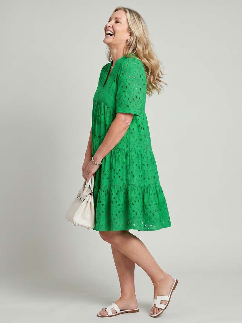 Nicolette | Robe à manches courtes avec détails en œillets, longueur genoux