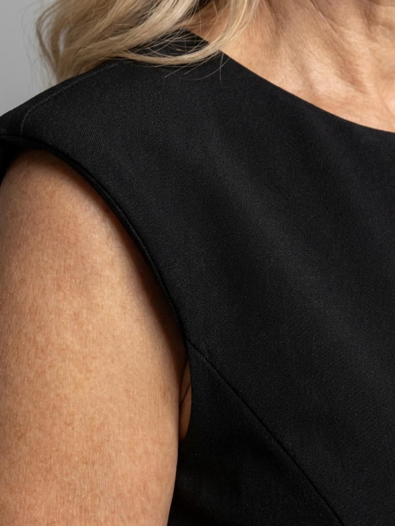 Thessalie | Robe midi structurée sans manches avec fente avant