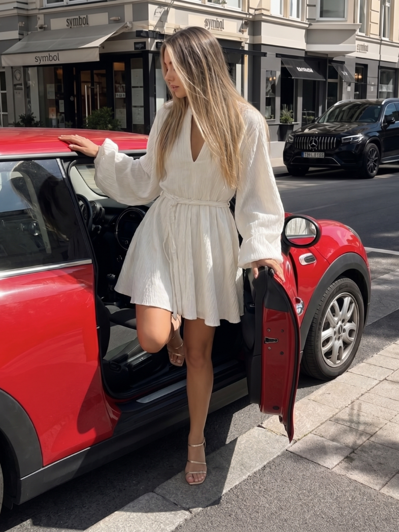 Azula | Robe Mini à Manches Longues en V avec Jupe Évasée