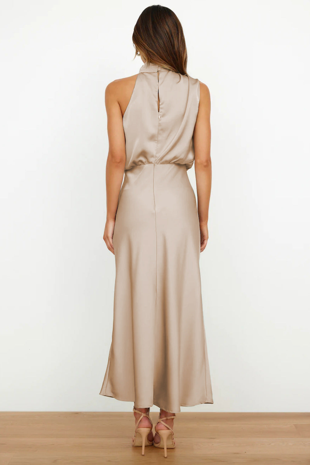 Rochelle | Robe en satin féminine avec décolleté halter