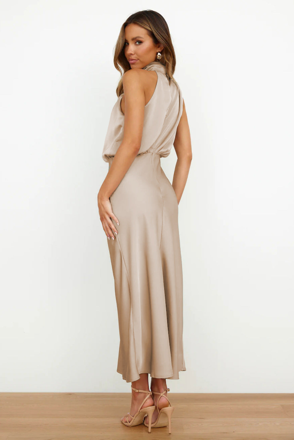 Rochelle | Robe en satin féminine avec décolleté halter