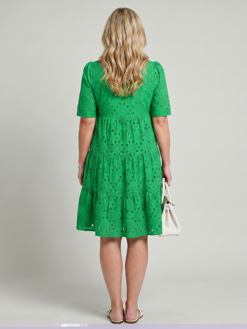 Nicolette | Robe à manches courtes avec détails en œillets, longueur genoux