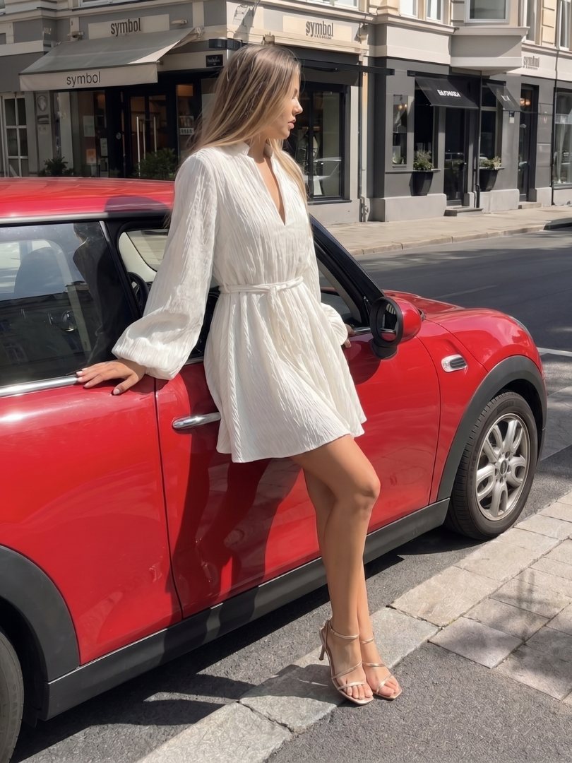 Azula | Robe Mini à Manches Longues en V avec Jupe Évasée