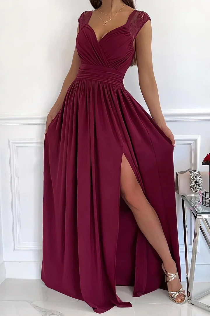 Robe sans manches en dentelle avec ouverture à l'ourlet et au dos